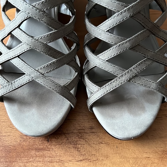 Eileen Fisher cage strappy leather wedge sandal, grey, 8.5 - Picture 2 of 9